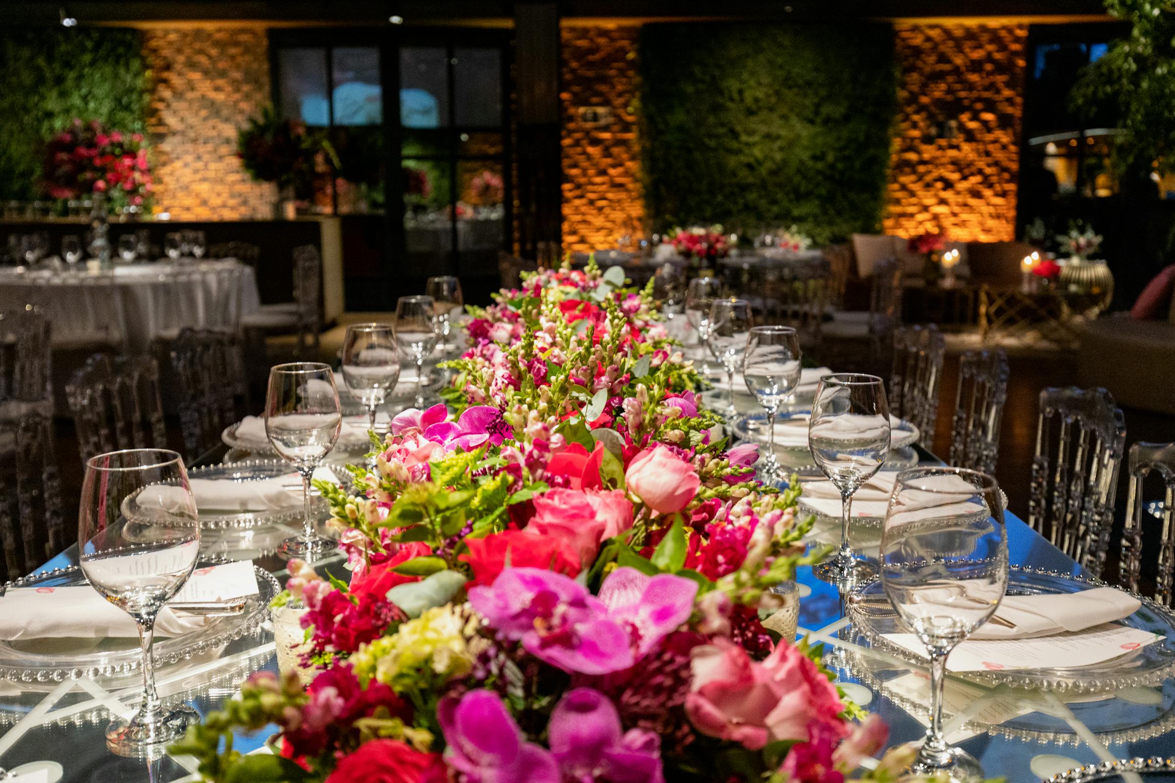Stimmungsvoll gedeckte Tafel mit floraler Dekoration