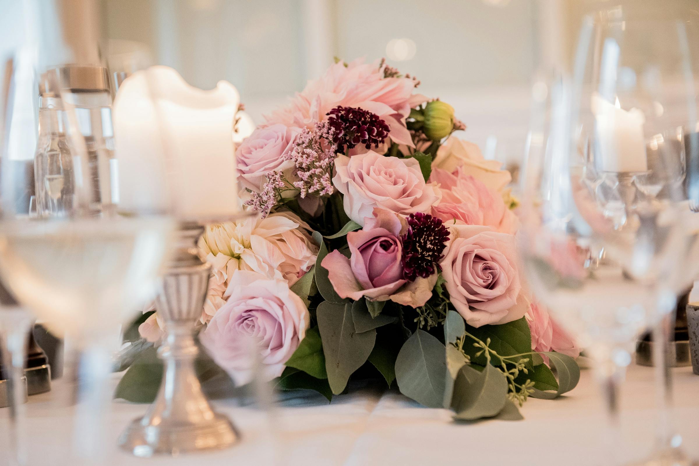 Zartes florales Arrangement in rosa und creme